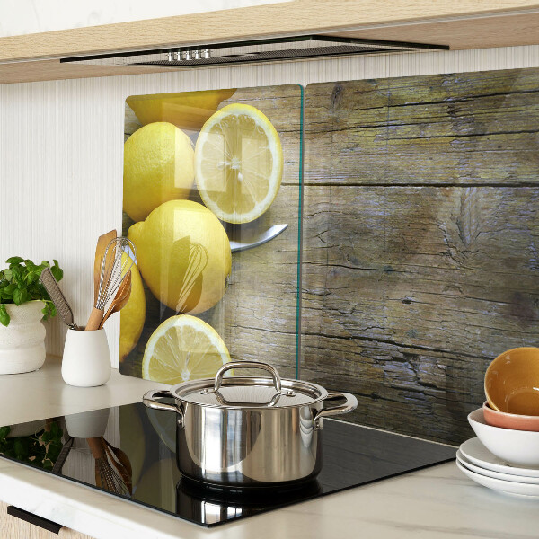 Snijplanken glas Citroenen op een houten achtergrond