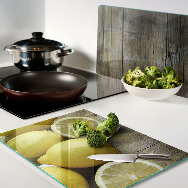 Snijplanken glas Citroenen op een houten achtergrond