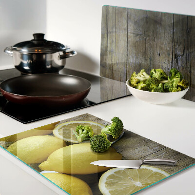 Snijplanken glas Citroenen op een houten achtergrond