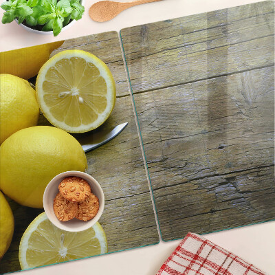 Snijplanken glas Citroenen op een houten achtergrond