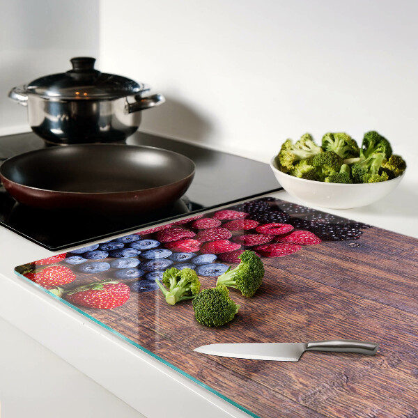 Glazen snijplanken Bosvruchten op een houten achtergrond