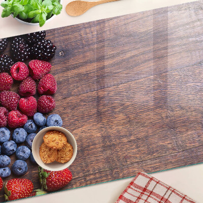 Glazen snijplanken Bosvruchten op een houten achtergrond