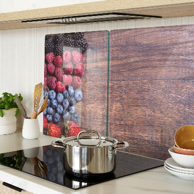 Glazen snijplanken Bosvruchten op een houten achtergrond