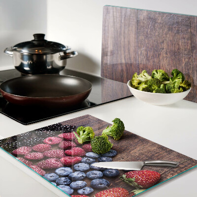 Glazen snijplanken Bosvruchten op een houten achtergrond