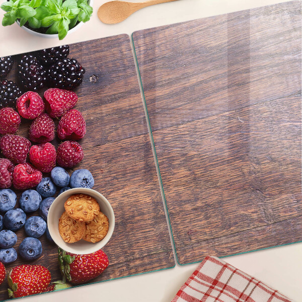 Glazen snijplanken Bosvruchten op een houten achtergrond