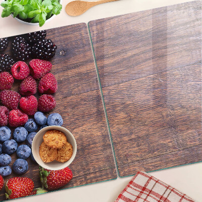 Glazen snijplanken Bosvruchten op een houten achtergrond