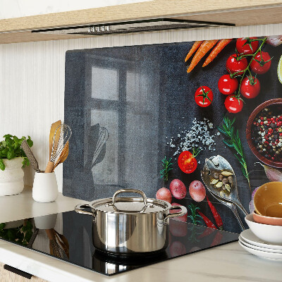 Snijplanken van glas Groenten en specerijen op een donkere achtergrond