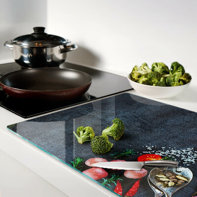 Snijplanken van glas Groenten en specerijen op een donkere achtergrond