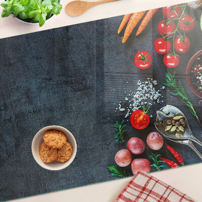 Snijplanken van glas Groenten en specerijen op een donkere achtergrond