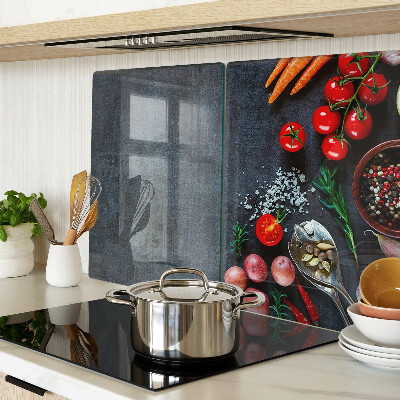 Snijplanken van glas Groenten en specerijen op een donkere achtergrond