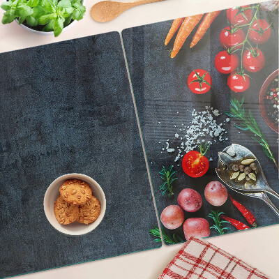 Snijplanken van glas Groenten en specerijen op een donkere achtergrond