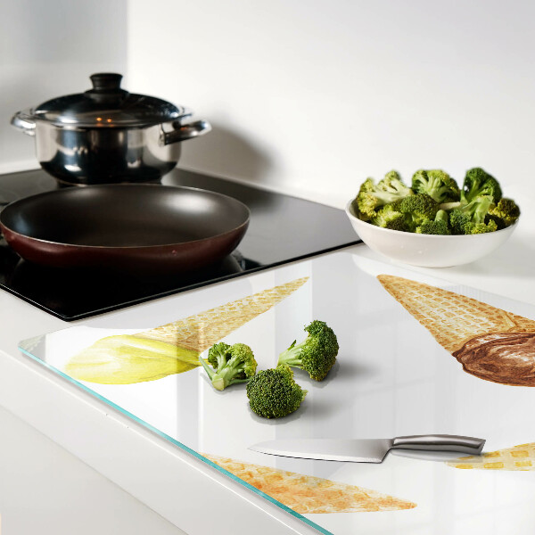 Snijplanken glas IJs in een wafelhoorntje