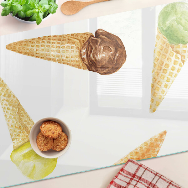 Snijplanken glas IJs in een wafelhoorntje