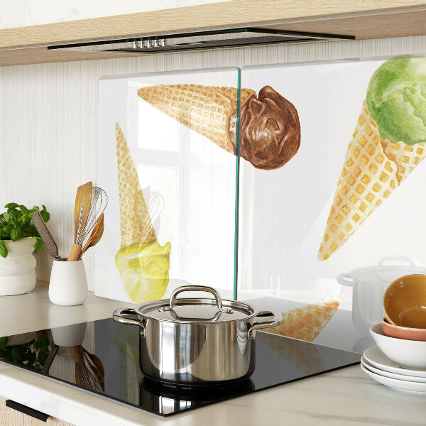 Snijplanken glas IJs in een wafelhoorntje