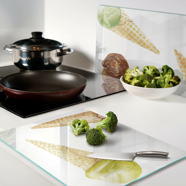 Snijplanken glas IJs in een wafelhoorntje