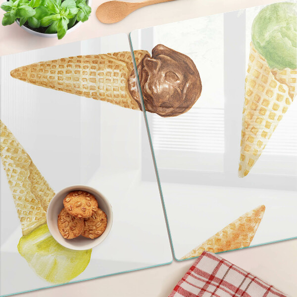 Snijplanken glas IJs in een wafelhoorntje