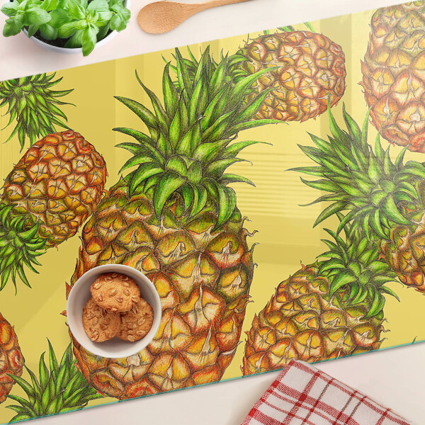 Snijplanken glas Ananassen op een gele achtergrond