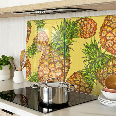 Snijplanken glas Ananassen op een gele achtergrond