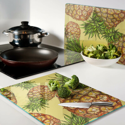 Snijplanken glas Ananassen op een gele achtergrond