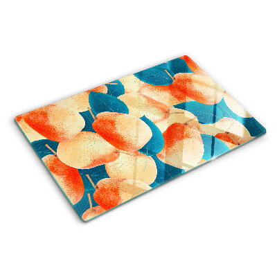 Glazen snijplanken Perziken tegen een achtergrond van bladeren