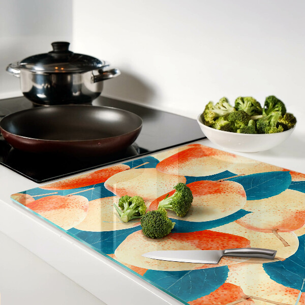 Glazen snijplanken Perziken tegen een achtergrond van bladeren