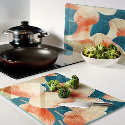 Glazen snijplanken Perziken tegen een achtergrond van bladeren