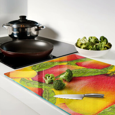 Snijplanken van glas Paprika's tegen een achtergrond van groene bladeren