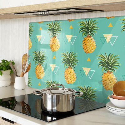 Snijplanken van glas Ananassen op een turquoise achtergrond