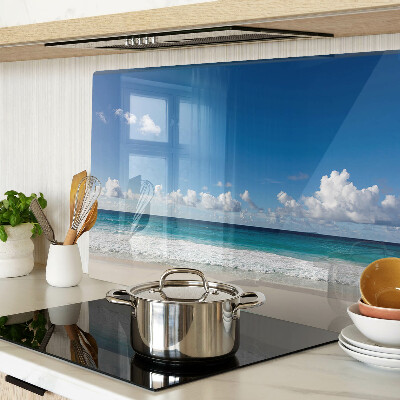 Snijplanken glas Een strand met turquoise water en wolken.