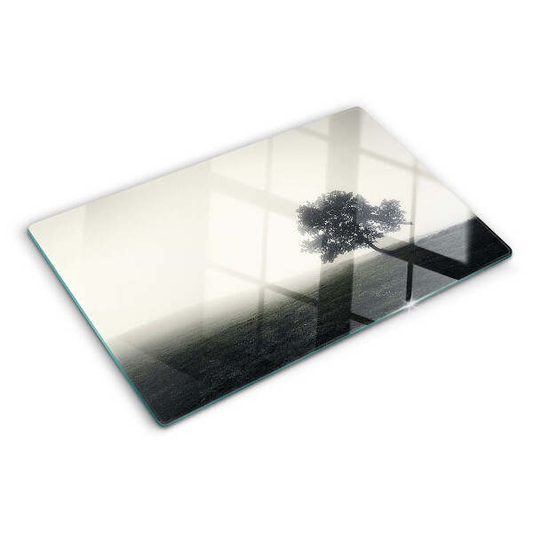 Glazen snijplanken Een boom in een mistig landschap