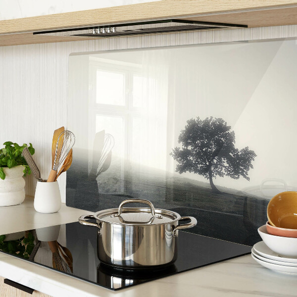 Glazen snijplanken Een boom in een mistig landschap