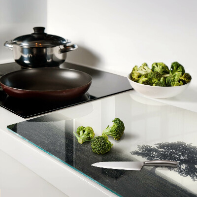 Glazen snijplanken Een boom in een mistig landschap