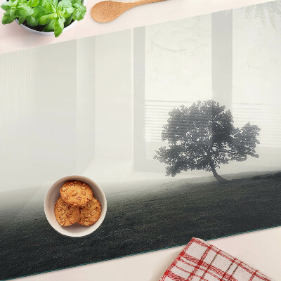 Glazen snijplanken Een boom in een mistig landschap