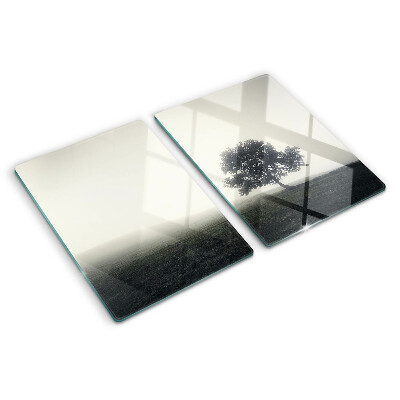 Glazen snijplanken Een boom in een mistig landschap