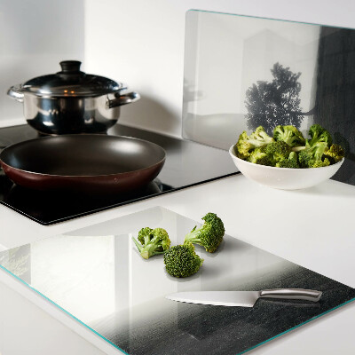 Glazen snijplanken Een boom in een mistig landschap