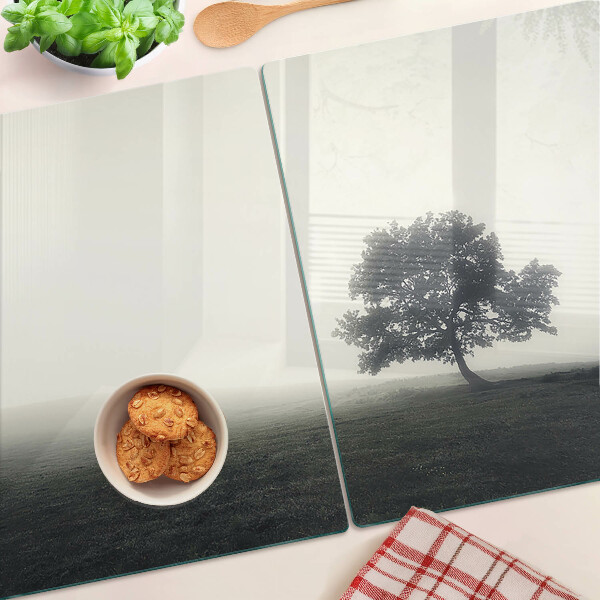 Glazen snijplanken Een boom in een mistig landschap