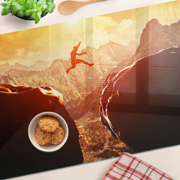 Glazen snijplanken Springen in de bergen bij zonsondergang