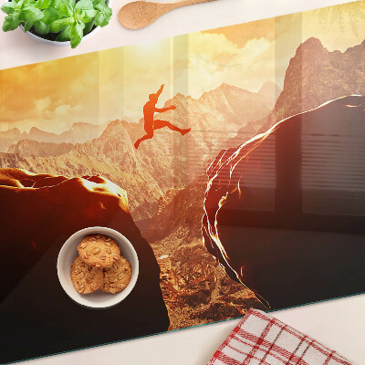 Glazen snijplanken Springen in de bergen bij zonsondergang