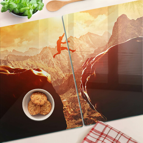 Glazen snijplanken Springen in de bergen bij zonsondergang