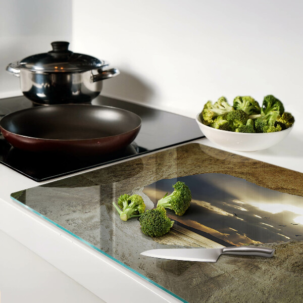 Snijplanken glas Uitzicht op de zee door de grot.