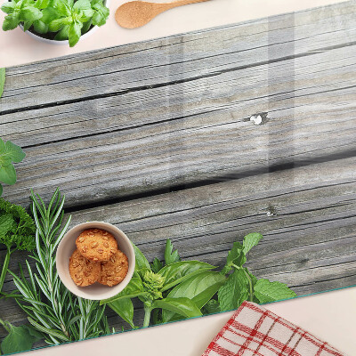 Snijplanken van glas Groene kruiden op een houten achtergrond