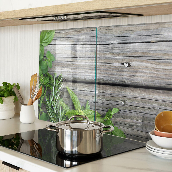 Snijplanken van glas Groene kruiden op een houten achtergrond