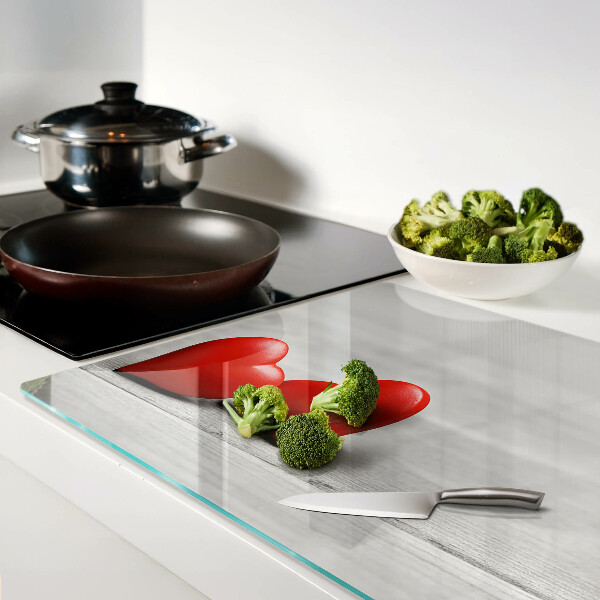 Snijplanken glas Rode harten op een houten achtergrond