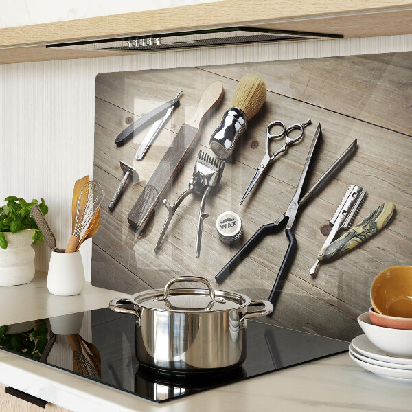 Snijplanken van glas Kappersgereedschap op een houten achtergrond