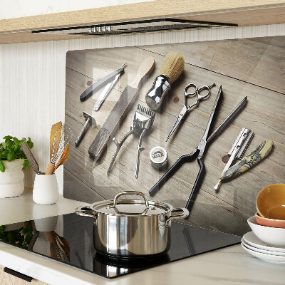 Snijplanken van glas Kappersgereedschap op een houten achtergrond