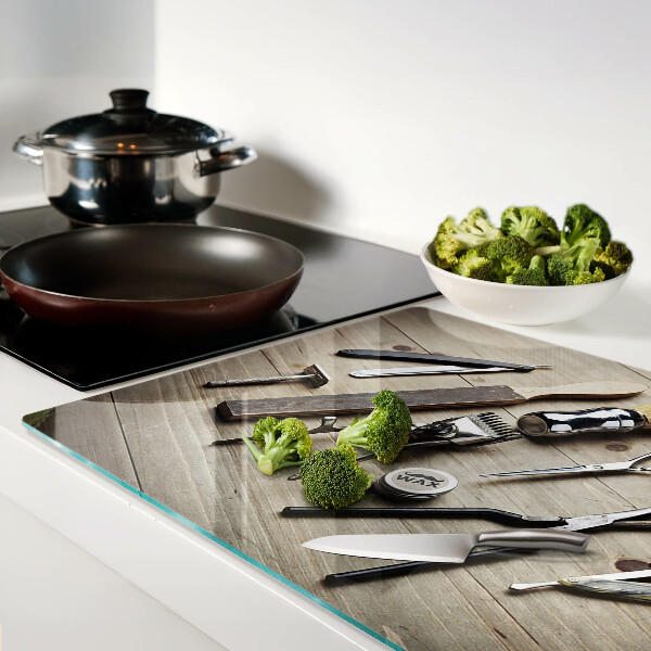 Snijplanken van glas Kappersgereedschap op een houten achtergrond