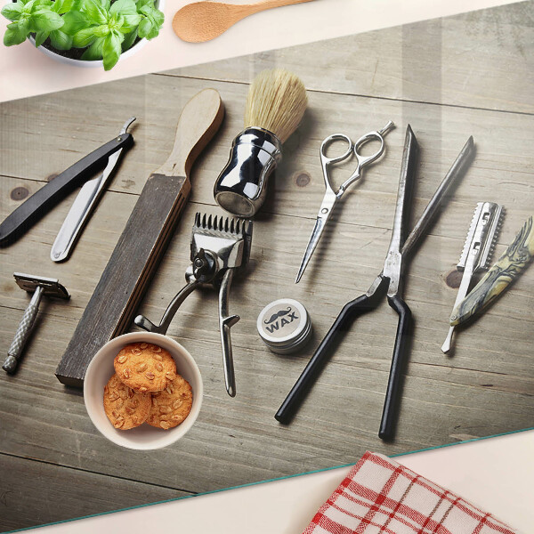 Snijplanken van glas Kappersgereedschap op een houten achtergrond