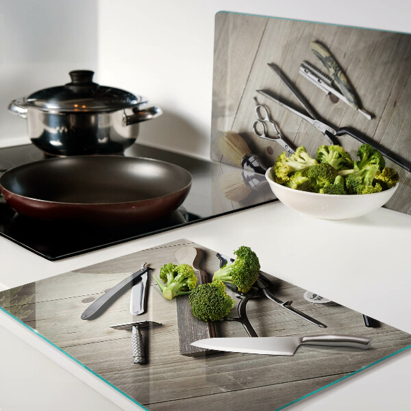 Snijplanken van glas Kappersgereedschap op een houten achtergrond