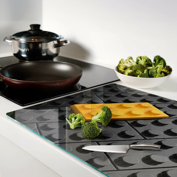 Snijplanken van glas LEGO-blokjes op een zwarte achtergrond