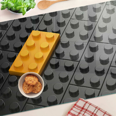 Snijplanken van glas LEGO-blokjes op een zwarte achtergrond